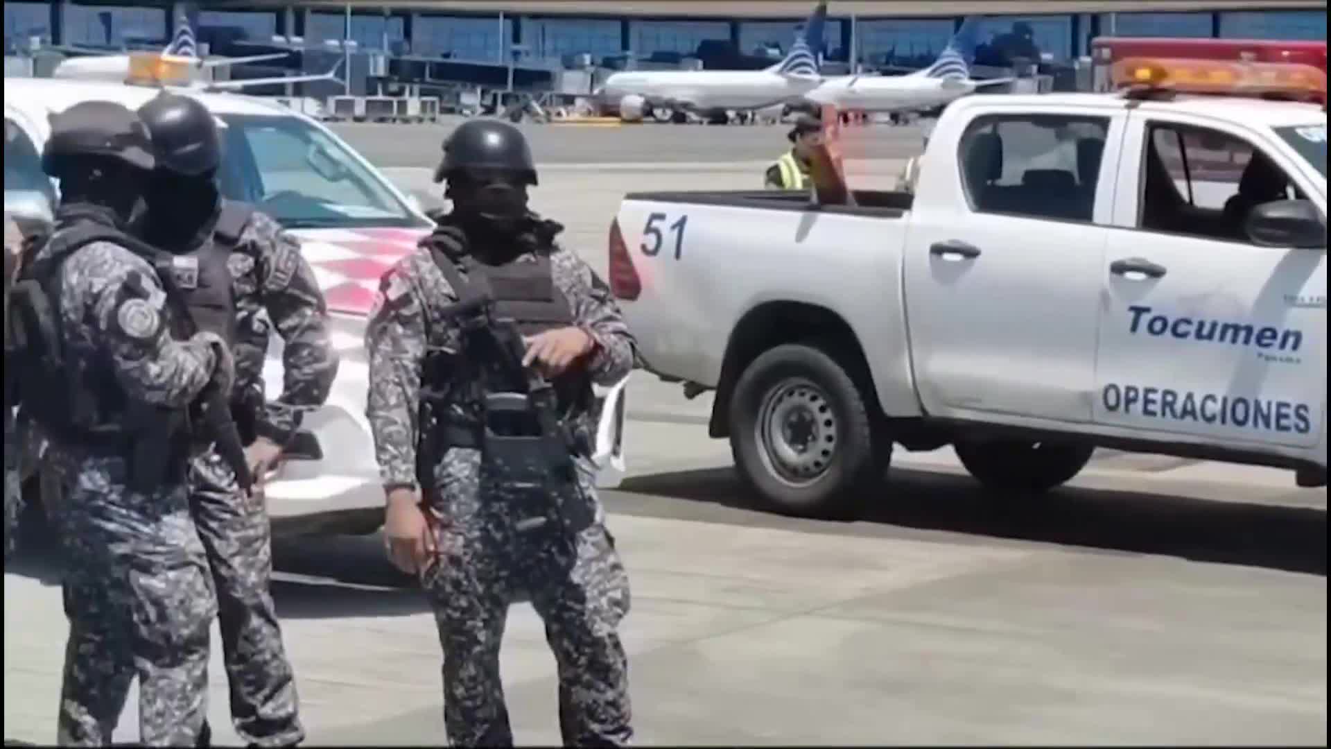 Евакуираха самолет заради бомбена заплаха, пакетът се оказа памперс за възрастни