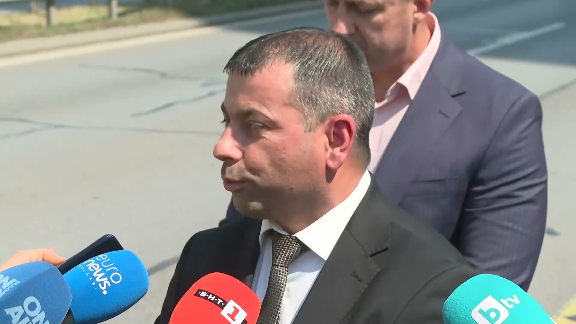 „Задната част е започнала да криволичи по пътното платно“: СДВР подозира техническа неизправност при автобуса, скъсал мантинела 