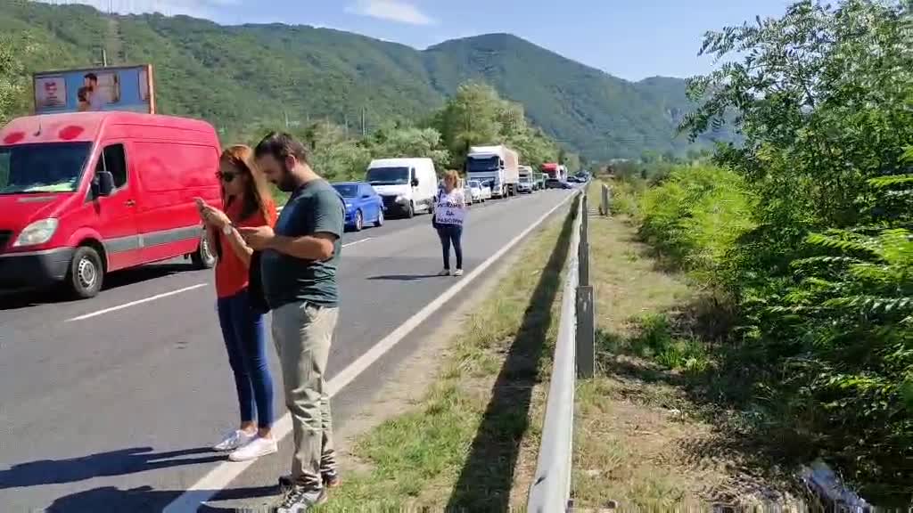Протест срещу COVID мерките блокира Е79 край Благоевград