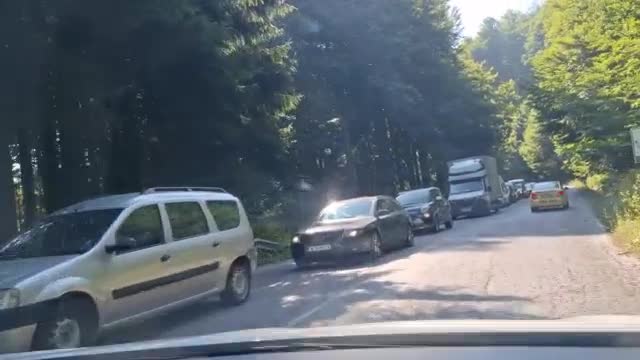 Полицейски проверки и километрична опашка от автомобили на прохода „Петрохан”