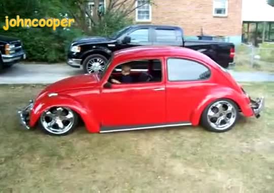 Дете се кефи на Vw Beetle с Пневматично окачване 