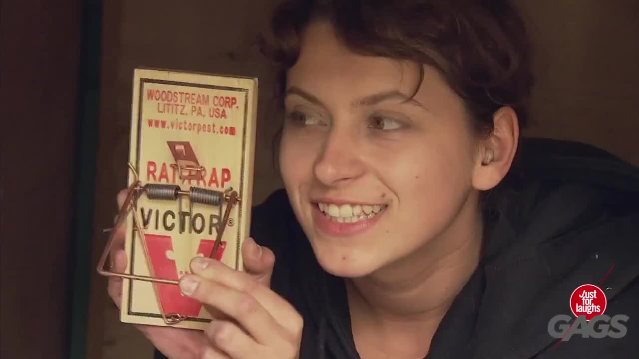 Смешна Скрита Камера - Puppy Gets Stuck in Mouse Trap (720p)