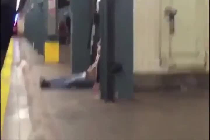 Спящ мъж изпада в ужас при събуждане от плъх в метрото !