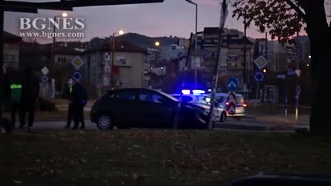 Кола се блъсна в стълб в Благоевград