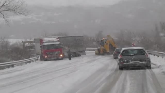 Аварирали тирове на главен път Разград-Русе