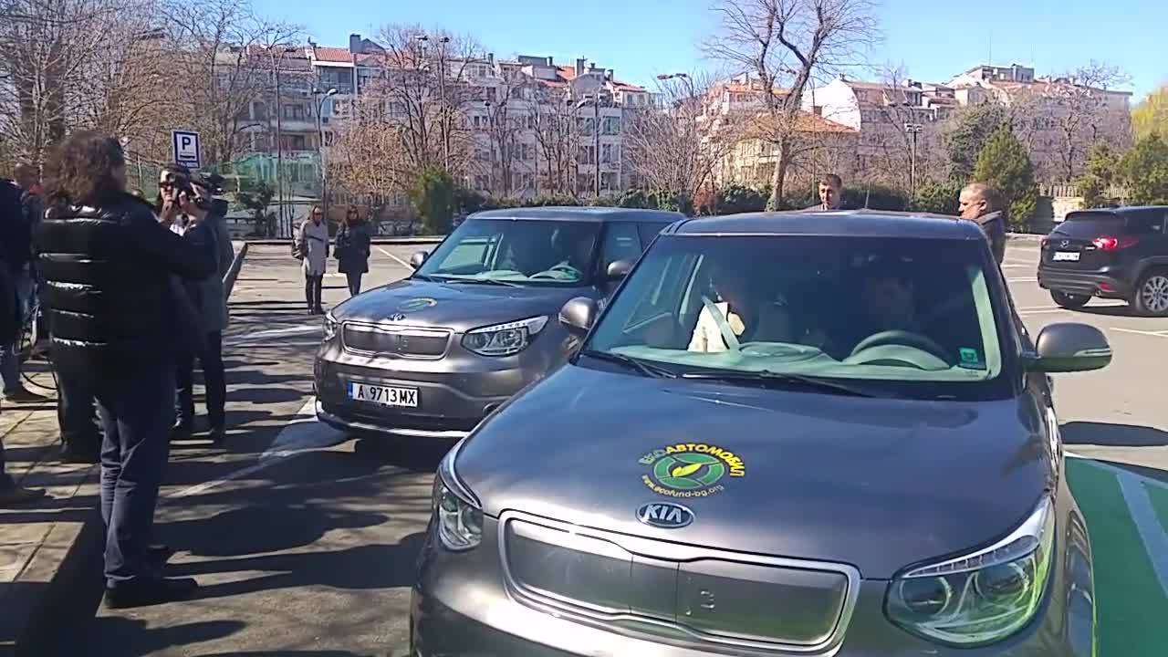 Костантин Луков подкара новите електромобили на Община Бургас