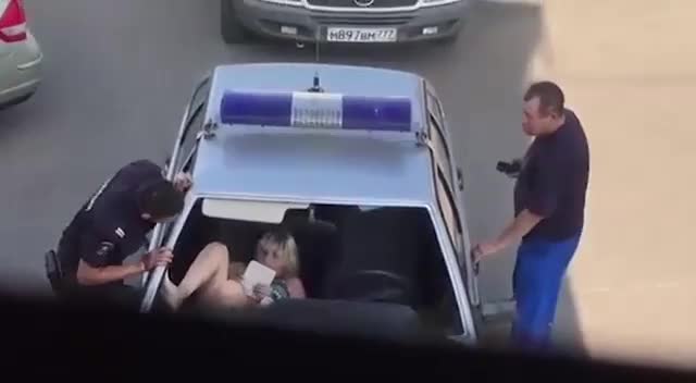 И полицията не е в състояние да я спре !