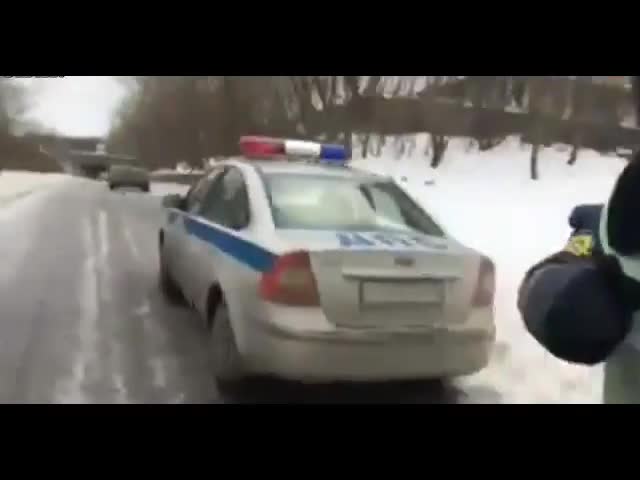 Тези или са пияни или напушени .. Яко се гаврят с полицията