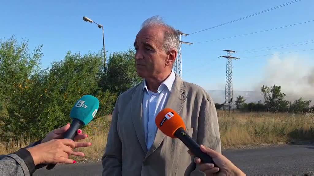 Голям пожар пламна край бивш завод на изхода на Асеновград