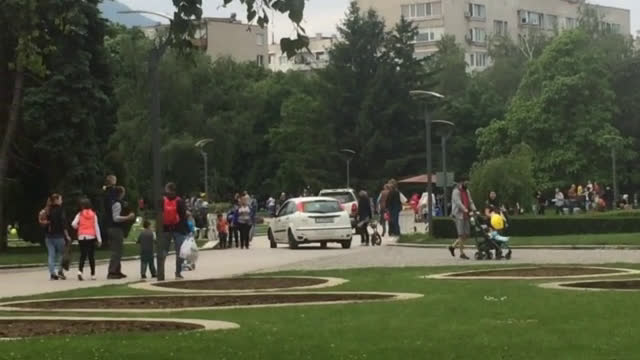 За 15 мин. 6 автомобила минаха между децата