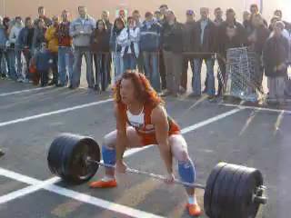 Жена прави мъртва тяга с - 220 kg 