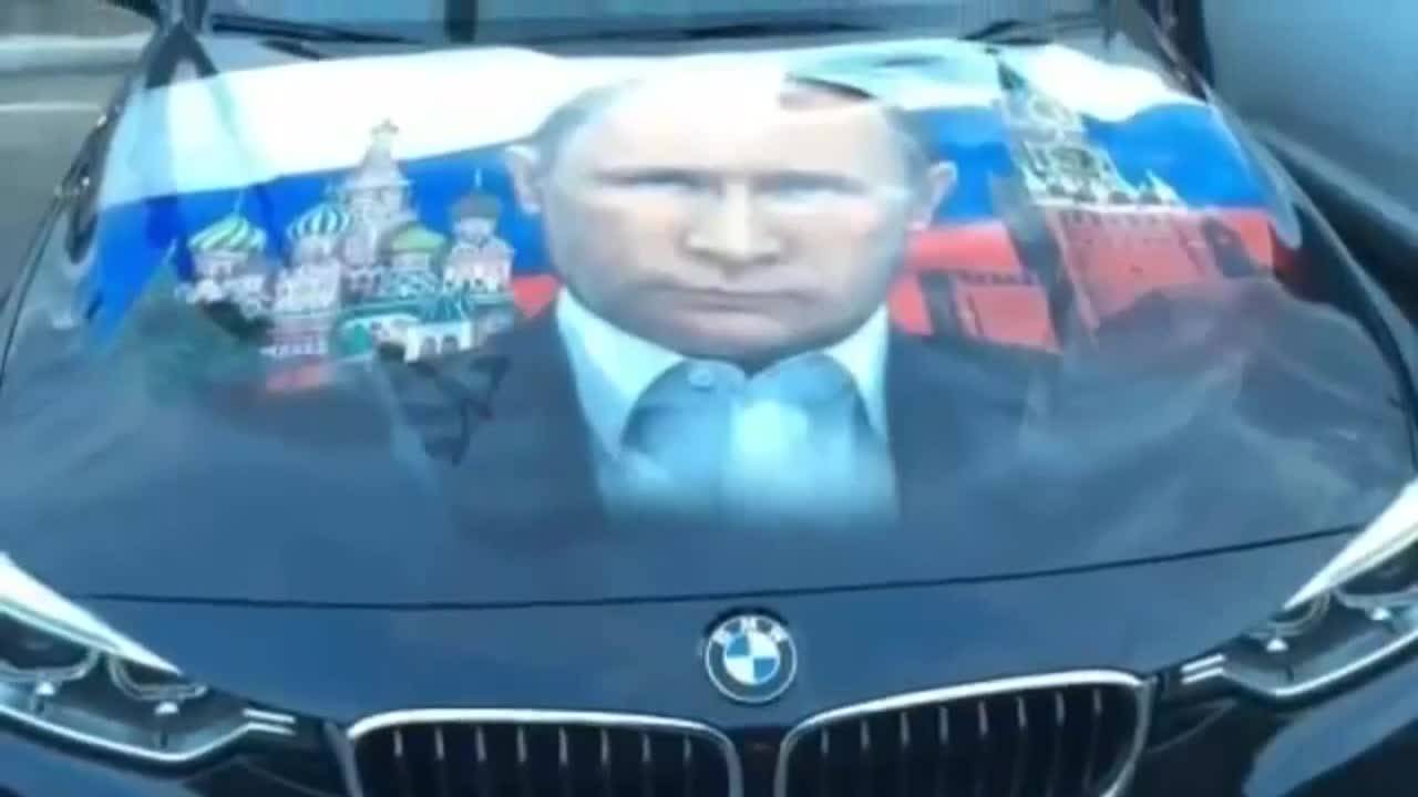 Вижте Реакцията На Пътни Полицаи в Русия Когато Видяха Путин Изобразен На Капака На Това Bmw