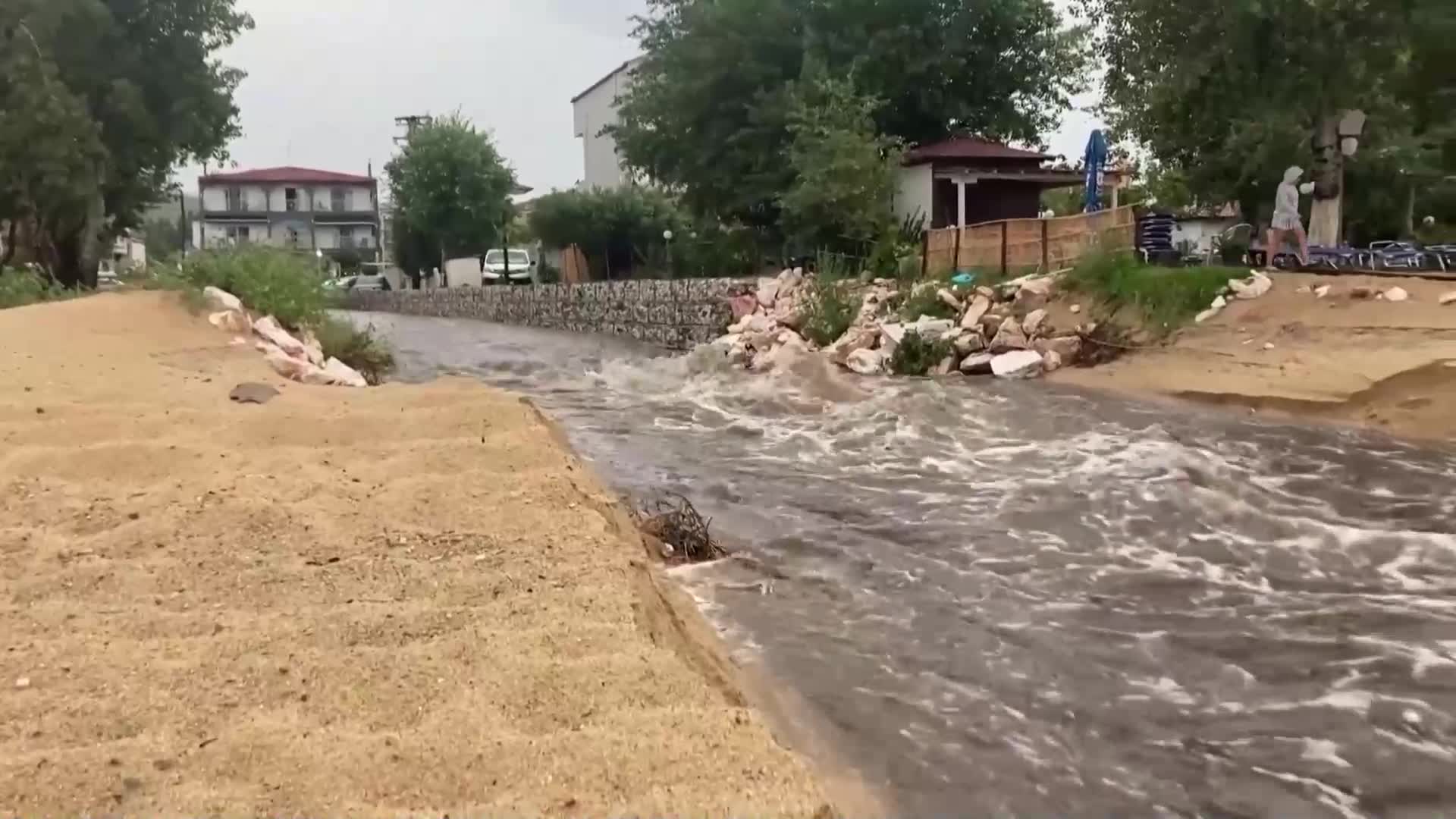 Наводнение в Гърция след проливни дъждове в Торони (ВИДЕО)