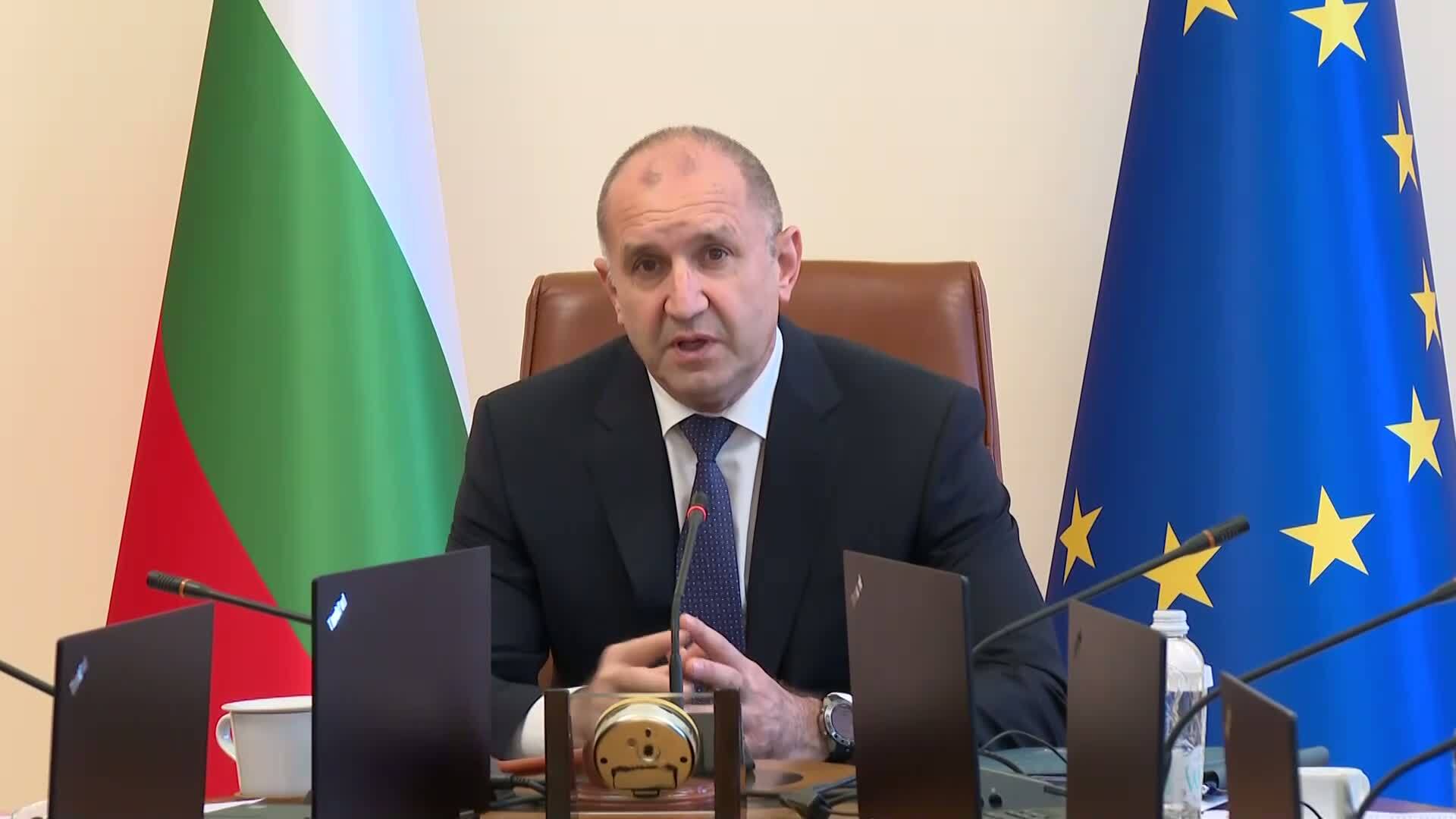 Румен Радев: Напускането на американските самолети минимизира риска от потенциални атаки в близост до София