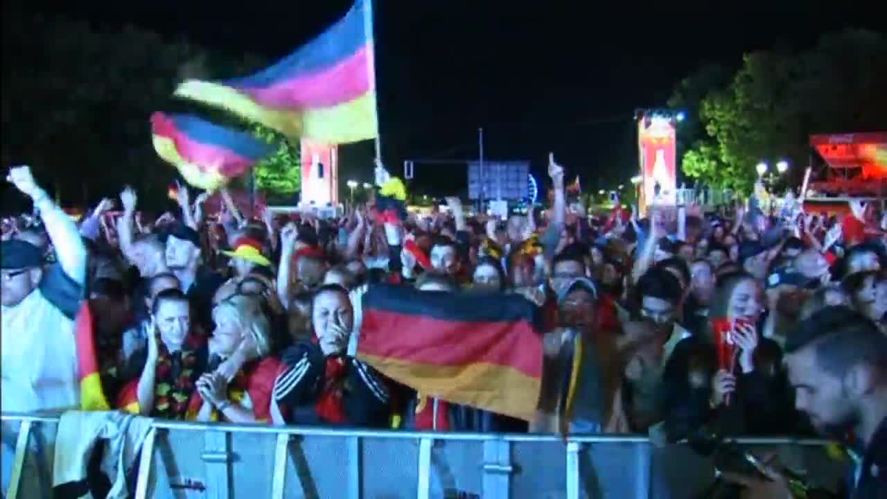 Как феновете на Германия отпразнуваха победата в Берлин и Лил
