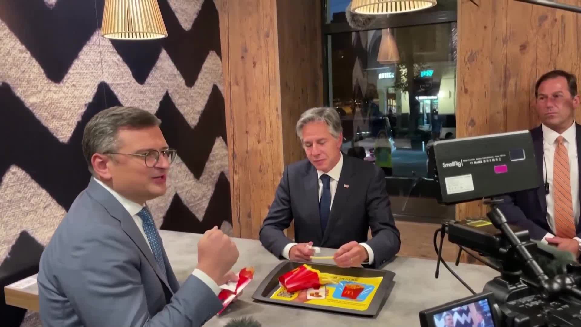Изненадваща вечеря: Блинкен и Кулеба посетиха ресторант за бързо хранене в Киев