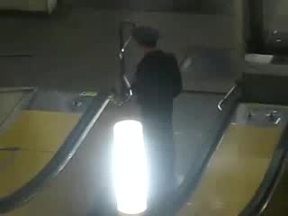 Полицай на ескалатор