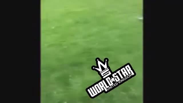 Момче прави Rko на непознато момиче.