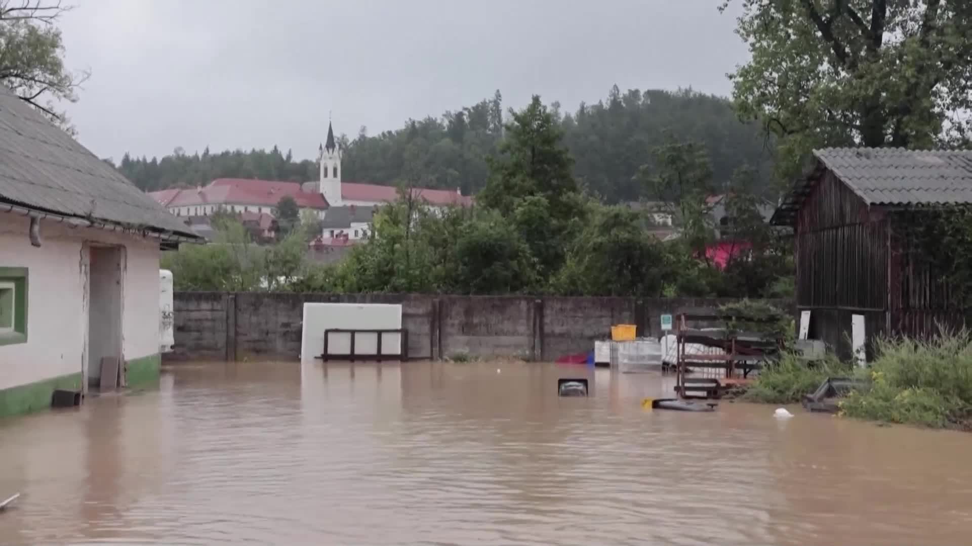 Силни порои удариха Словения, лошото време взе и жертви