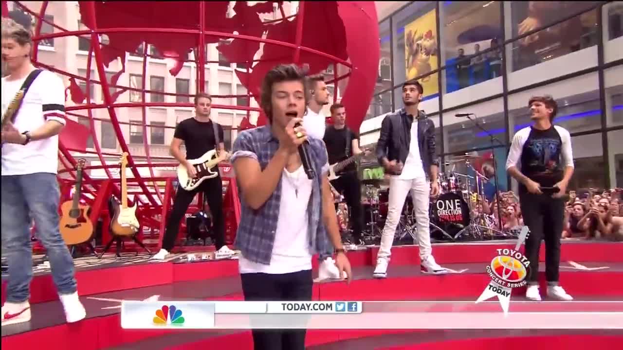 One Direction изпълняват летния си сингъл Best Song Ever - Today Show