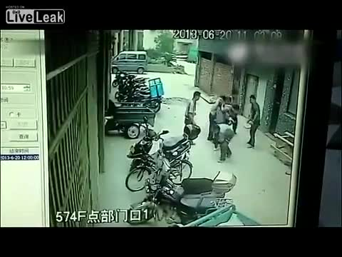 Петима мъже спасяват 4 годишно момиченце