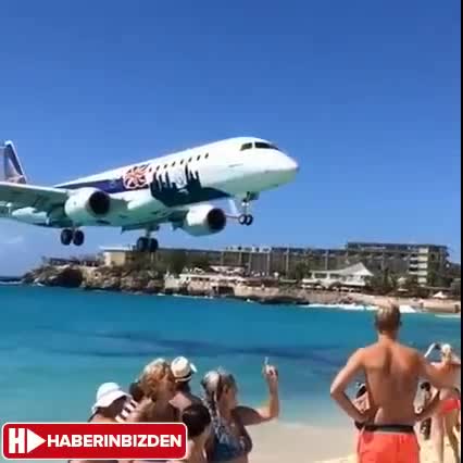 Ниско прелитащ самолет над плажа на Карибите !!!