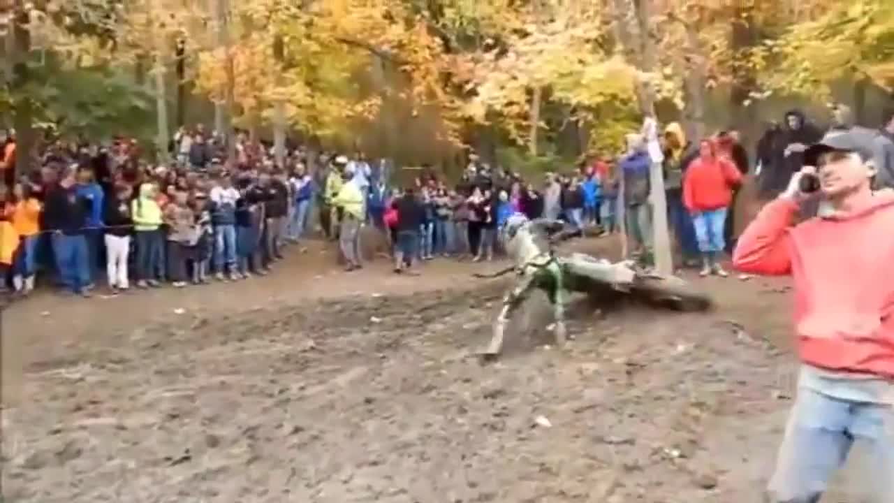 Ало чакай че един мотор се разби до мене