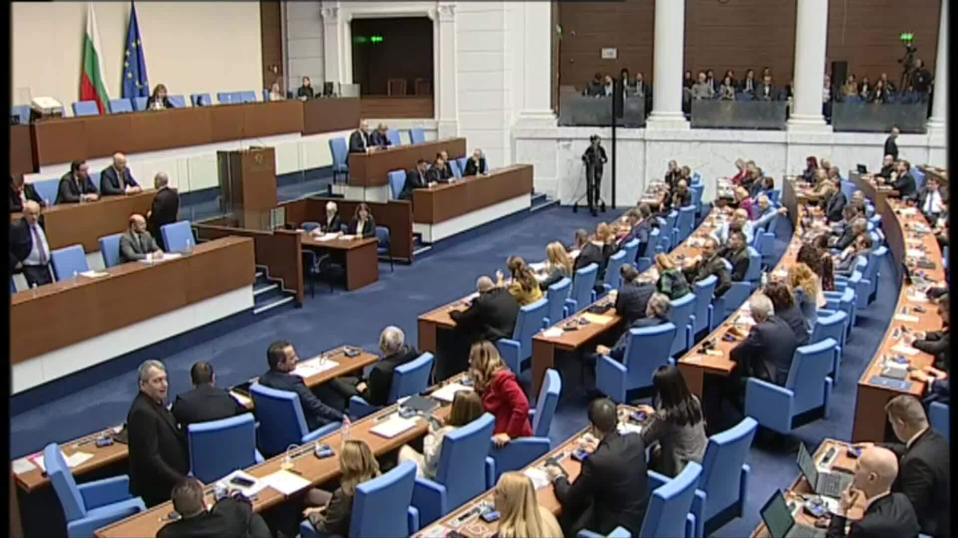 Кабинетът „Желязков” оцеля след първия вот на недоверие срещу него