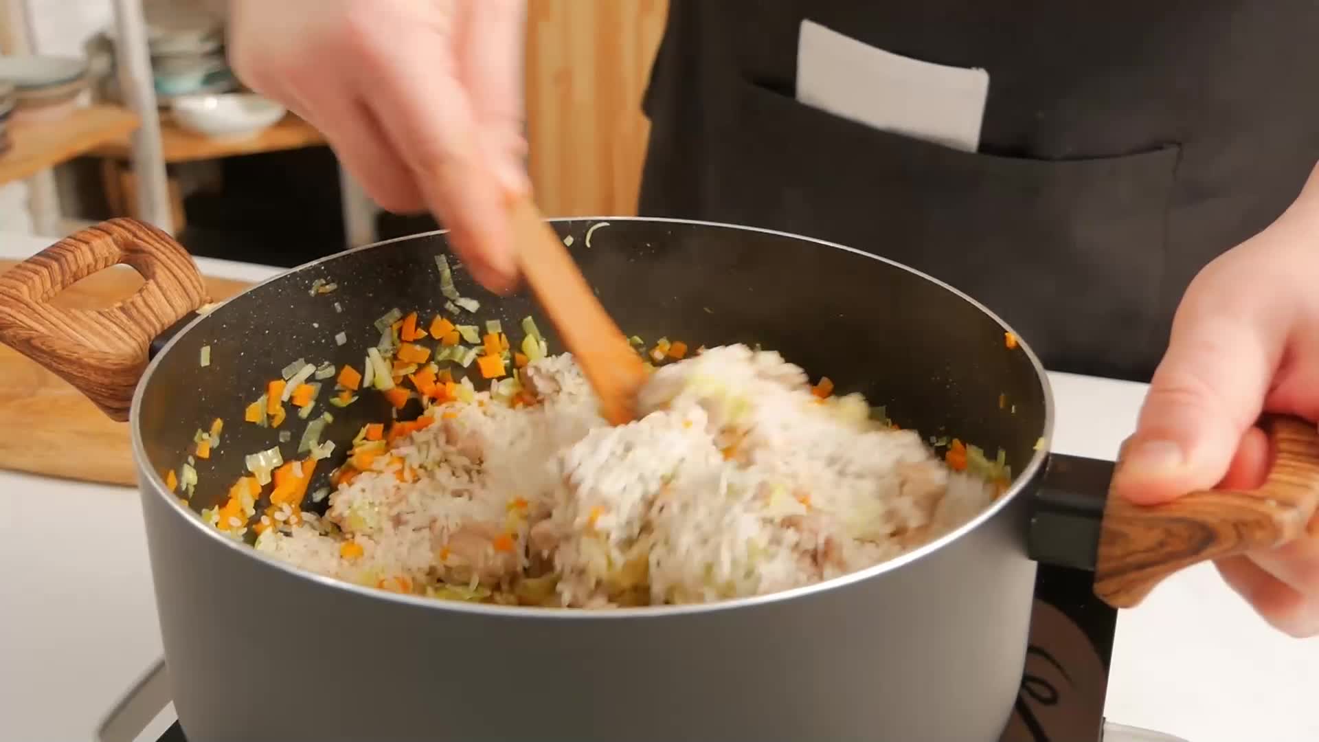 Свинско с праз, ориз и маслини