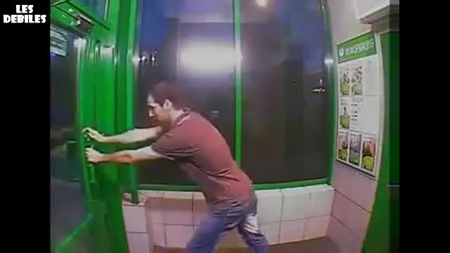 Е така се излиза от банка. Луд!
