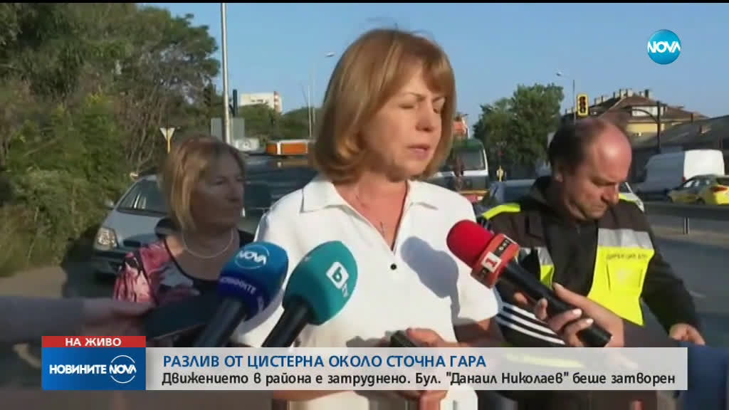 Цистерна разля 8 тона масло, затрудни движението в центъра на София