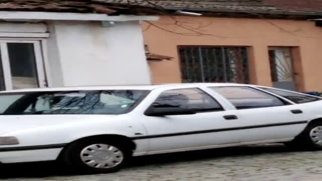 Къща върху тротоар