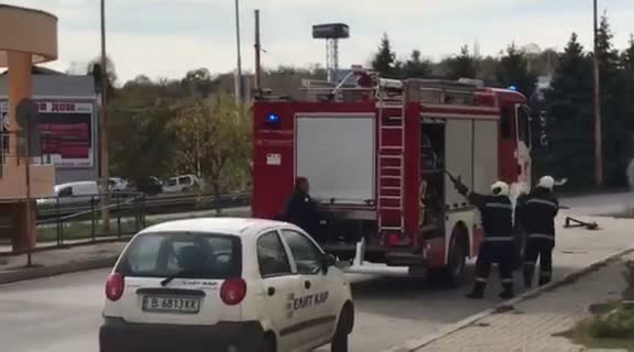 Кола се взриви в движение във Велико Търново