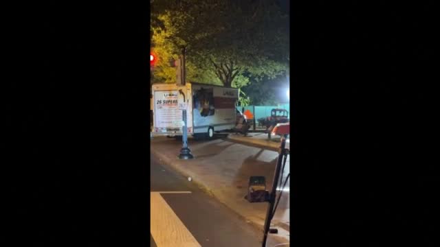 Камион се е блъснал в бариерите за сигурност близо до Белия дом