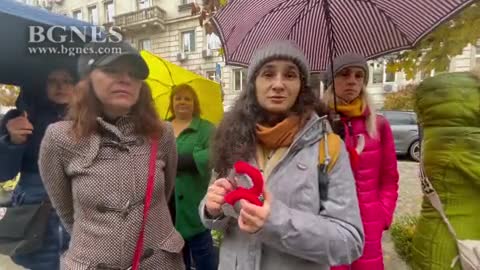 Протестиращи от "Опълченска" закопчаха джипа на Васил Терзиев с червени белезници