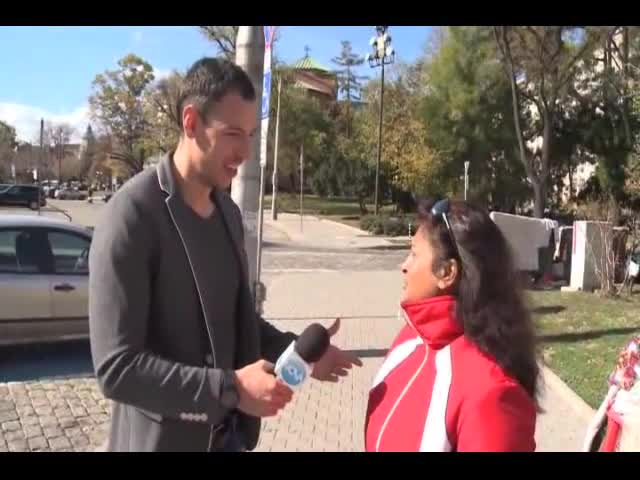 Защо кучетата вдигат крак като пишкат