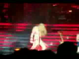 Виж Как Beyonce Падна На Сцената.