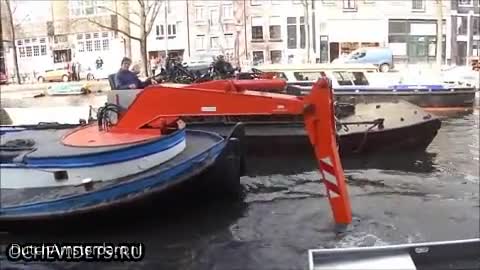 Какво се намира на дъното при почистване на плавателният канал в Амстердам
