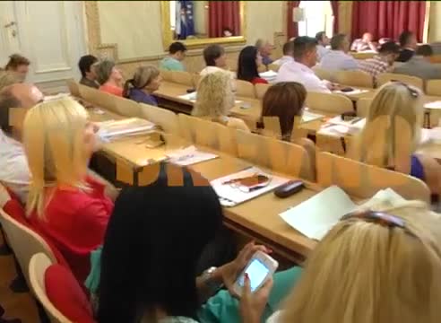Камера засне депутатка да пише мръсни есемеси по време на сесия
