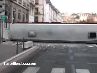Автобус Се Преобръща Заради Глупак! 