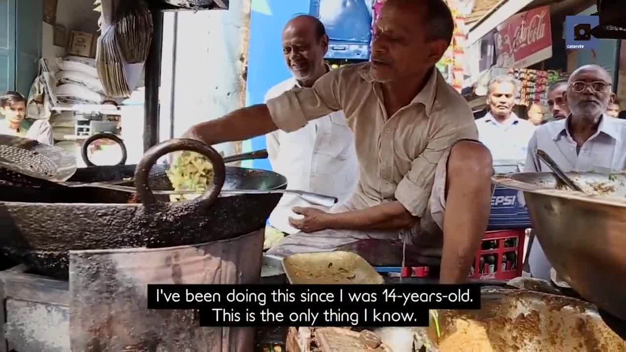Мъж пържи картофи с голи ръце!