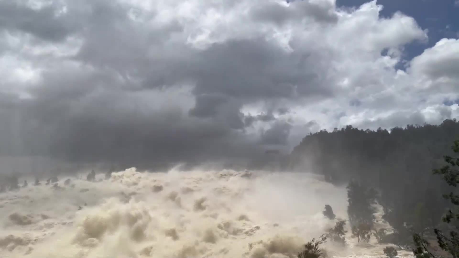 Изпускат огромни количества вода от язовир в източна Австралия (ВИДЕО)