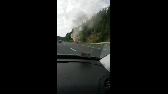 Кола гори на "Тракия"