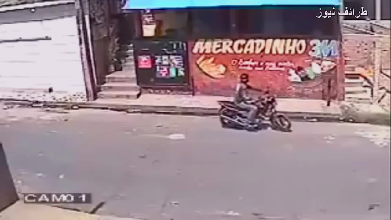 Така се посрещат неканени гости! Вижте какво му се случи на този тарикат!