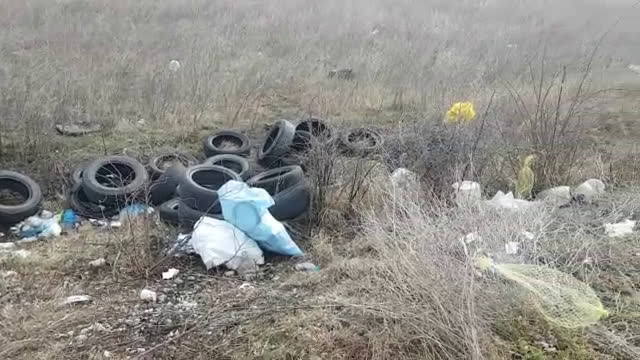 Боклук край пътя