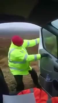 Човек срещу вятър