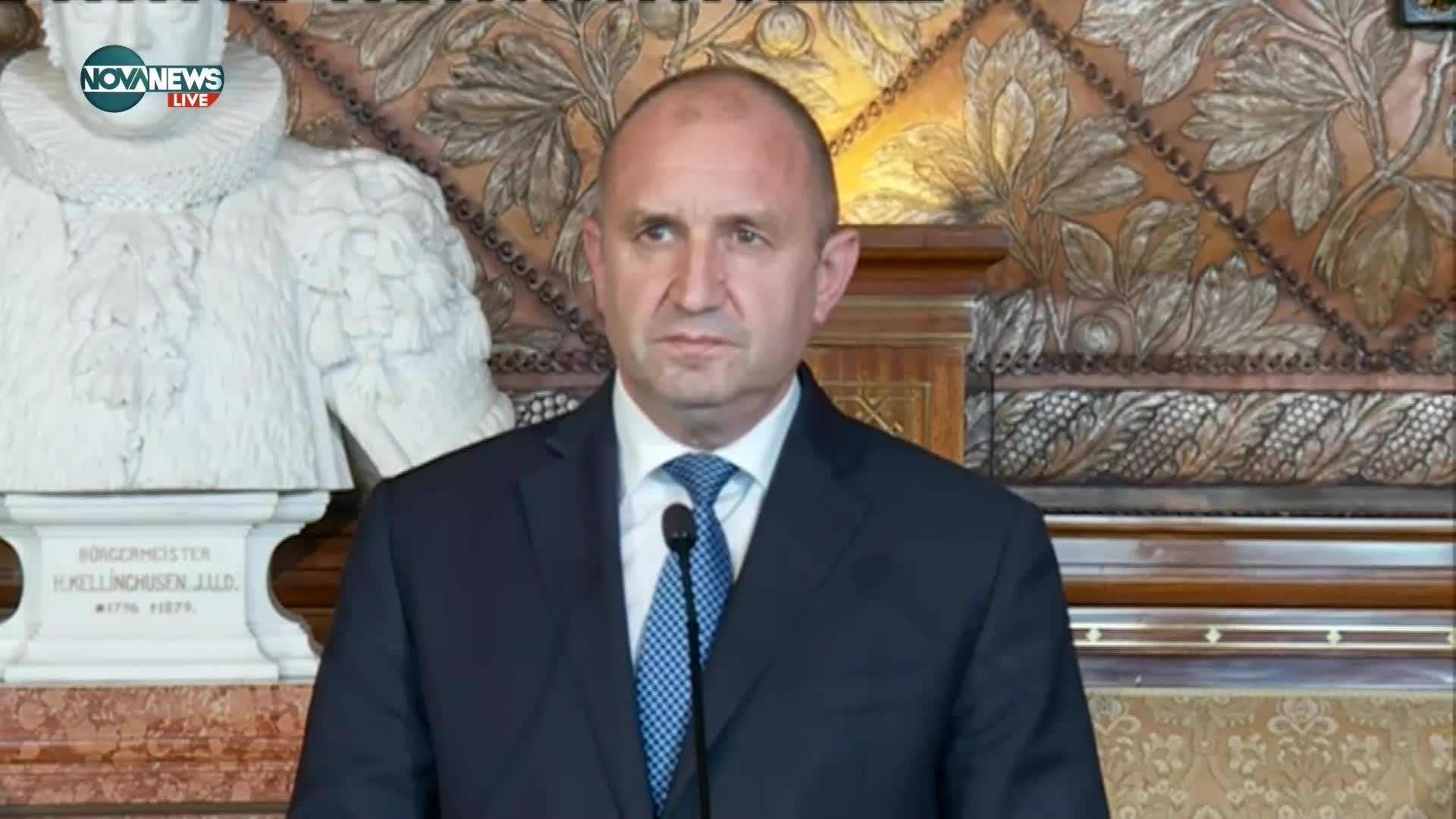 Радев от Хамбург: Изправени сме пред редица кризи