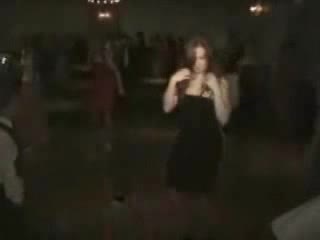 Почерпена мацка танцува в стил Michael Jackson !!