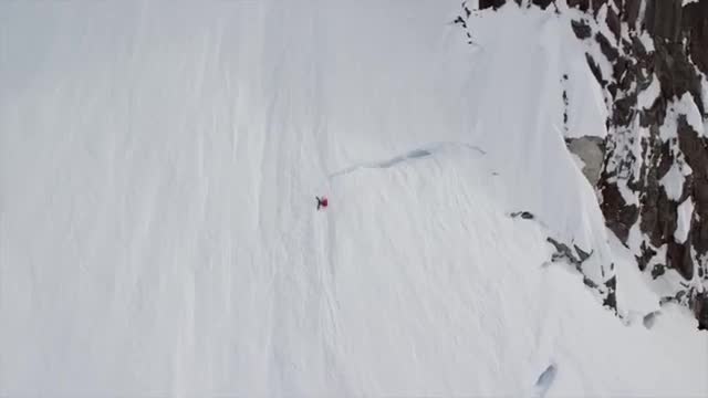 Ужасяващо ски падане с щастлив край