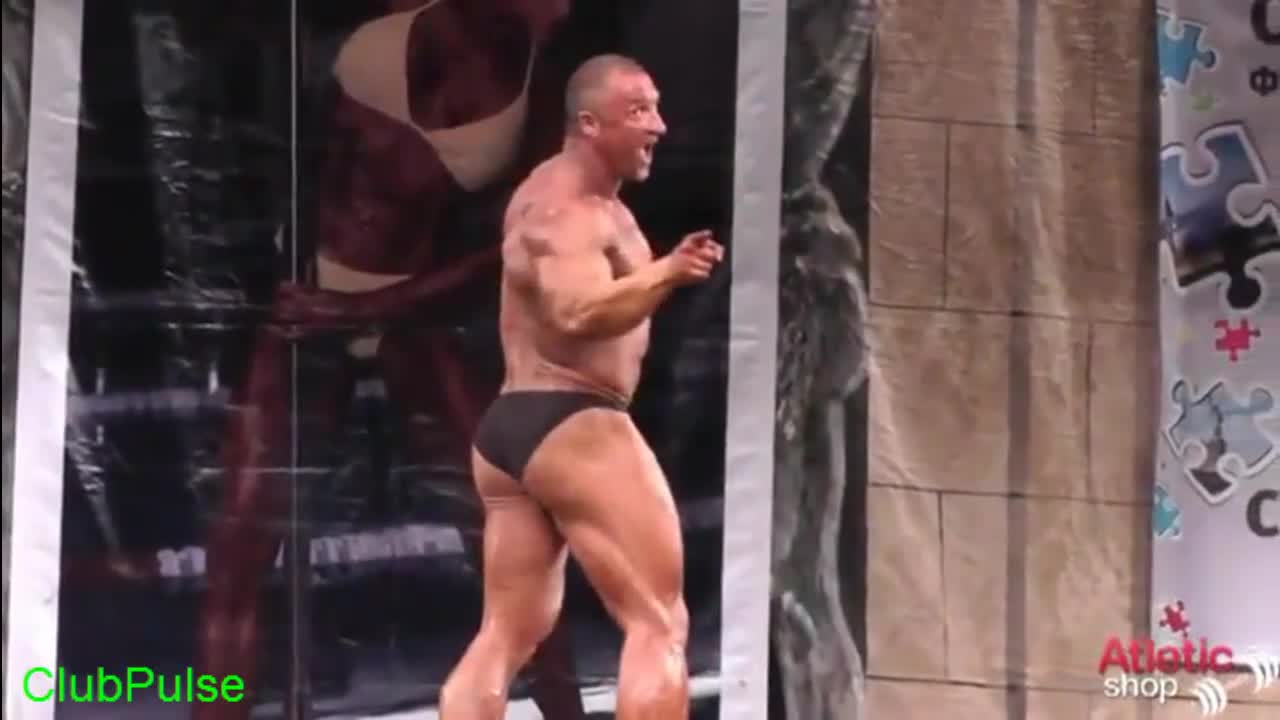 Руски културист умее да забавлява публиката!